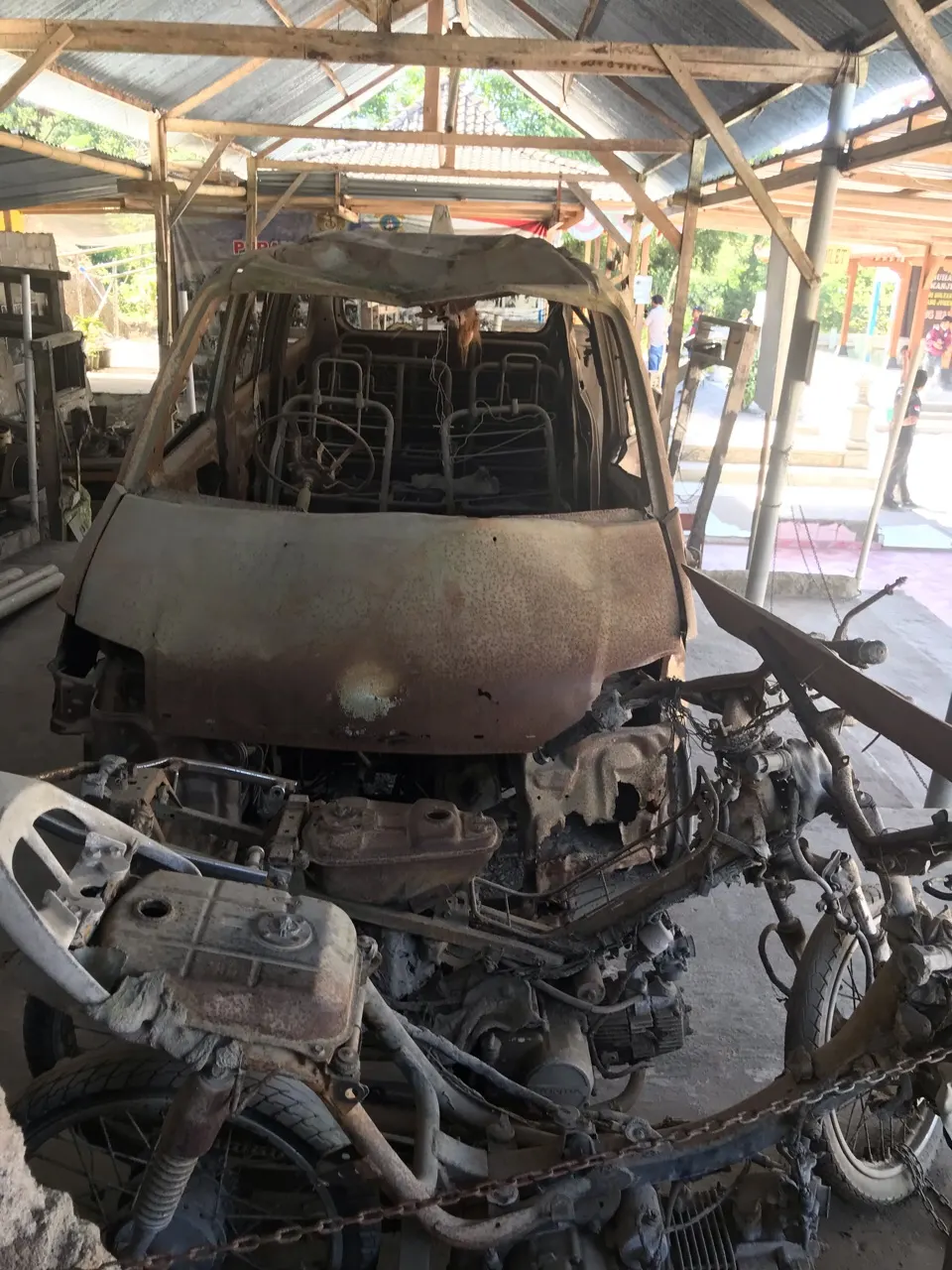 Het verbrande, versmolten wrak van een auto na de uitbarsting van de Merapi