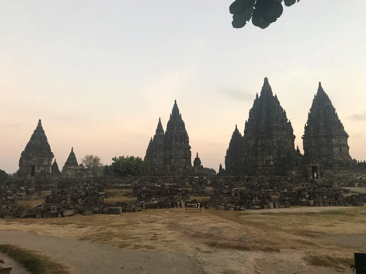 De rij spitse tempeltorens van het Prambanan complex in het late licht
