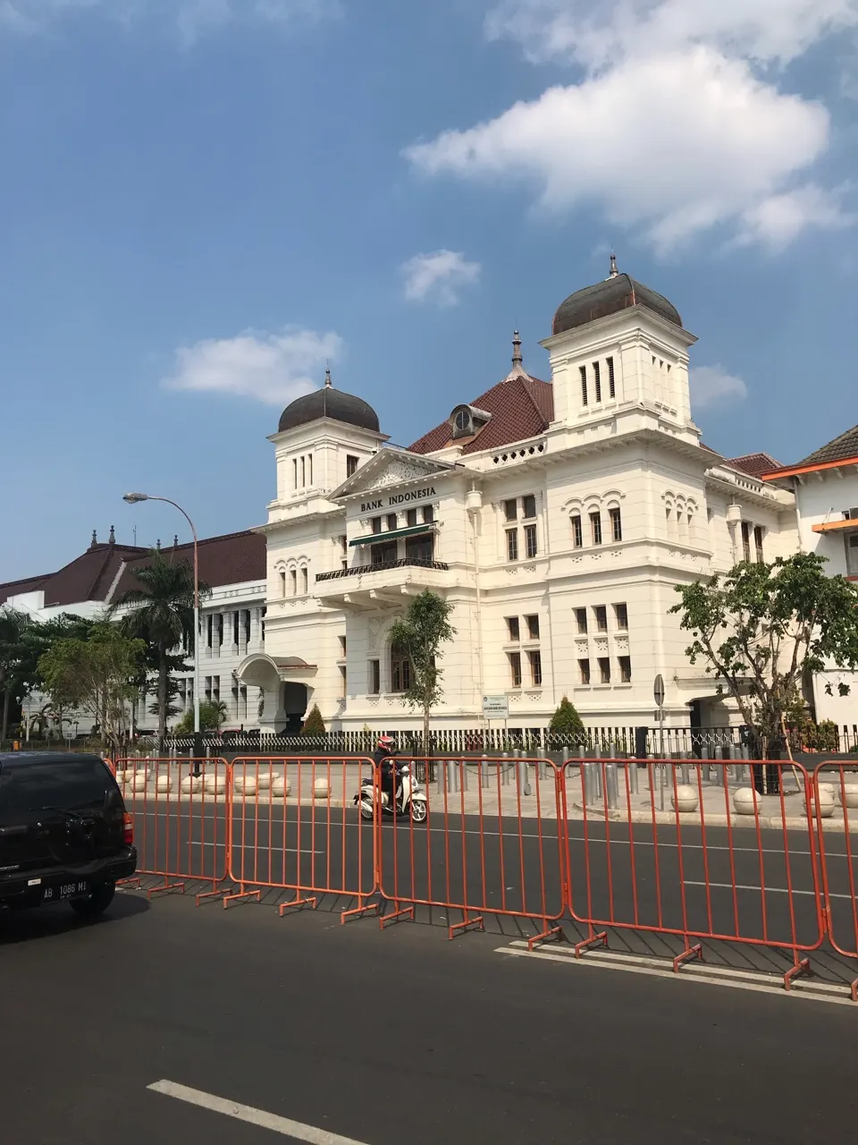Wit koloniaal gebouw met koepel in het centrum van Yogyakarta