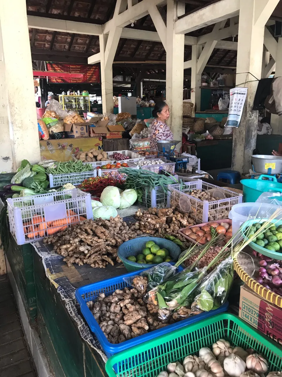 Marktkraam vol groenten en kruiden op een markt in Yogyakarta