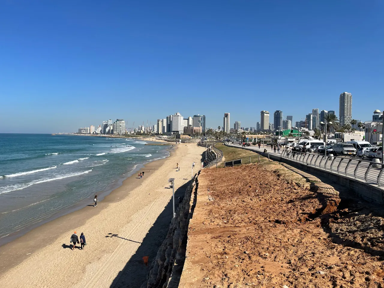 De kustlijn met het strand en de skyline van Tel Aviv gezien vanaf Jaffa