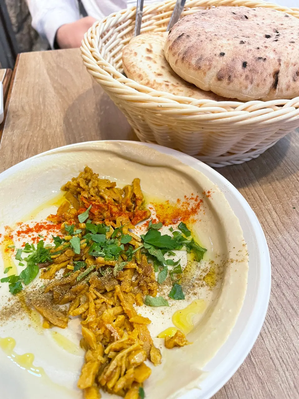 Israëlisch gerecht met vers brood op de Mahane Yehuda markt in Jeruzalem