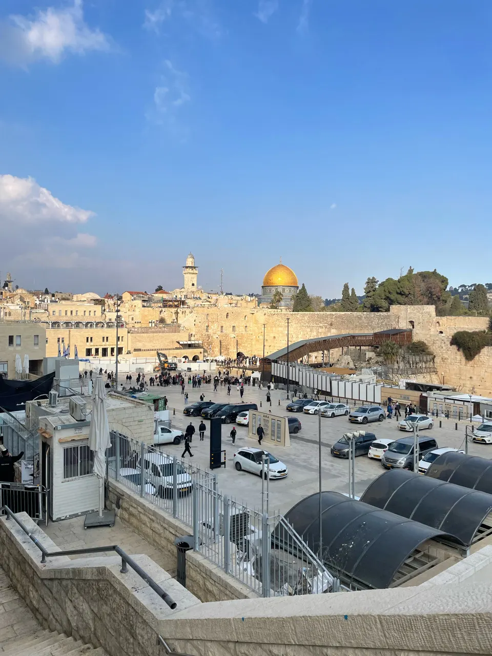 Uitzicht over het plein bij de klaagmuur met op de achtergrond de gouden rotskoepel in Jeruzalem