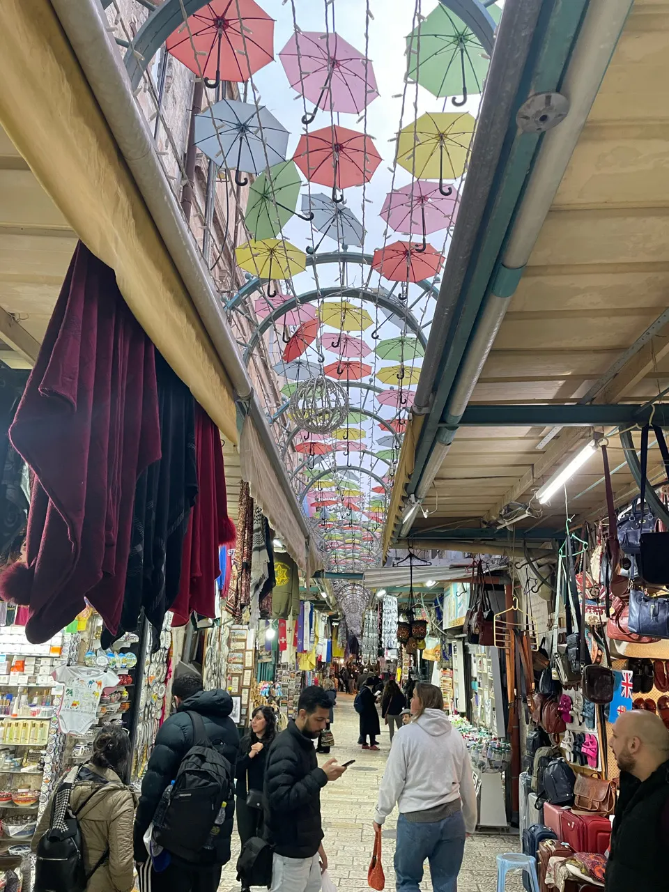 Overdekte markt in de oude stad van Jeruzalem met kleurrijke parasols aan het plafond