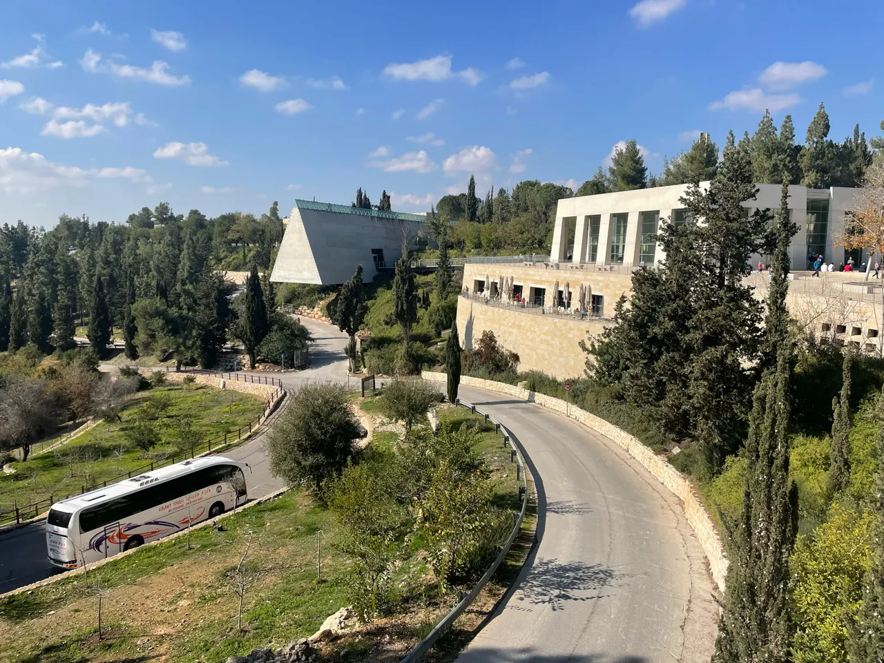 Het gebouw van Yad Vashem, het holocaustmuseum, op een beboste berg bij Jeruzalem