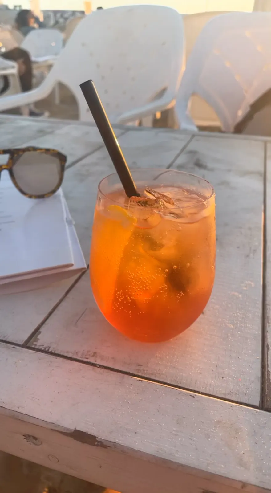 Aperol spritz op een tafel op een terras in Tel Aviv