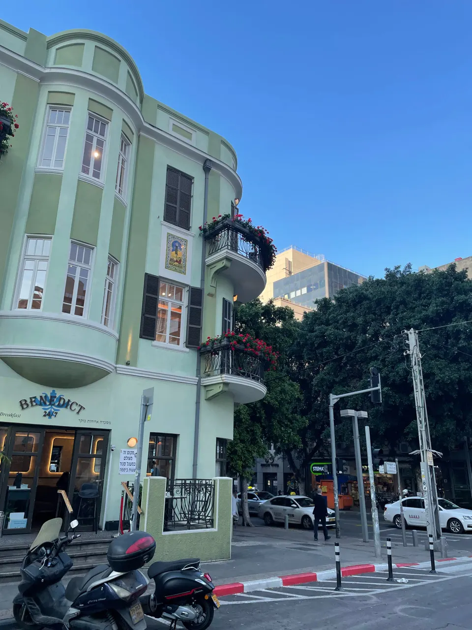 Lichtgroen gebouw in Bauhausstijl met ronde balkons in Tel Aviv