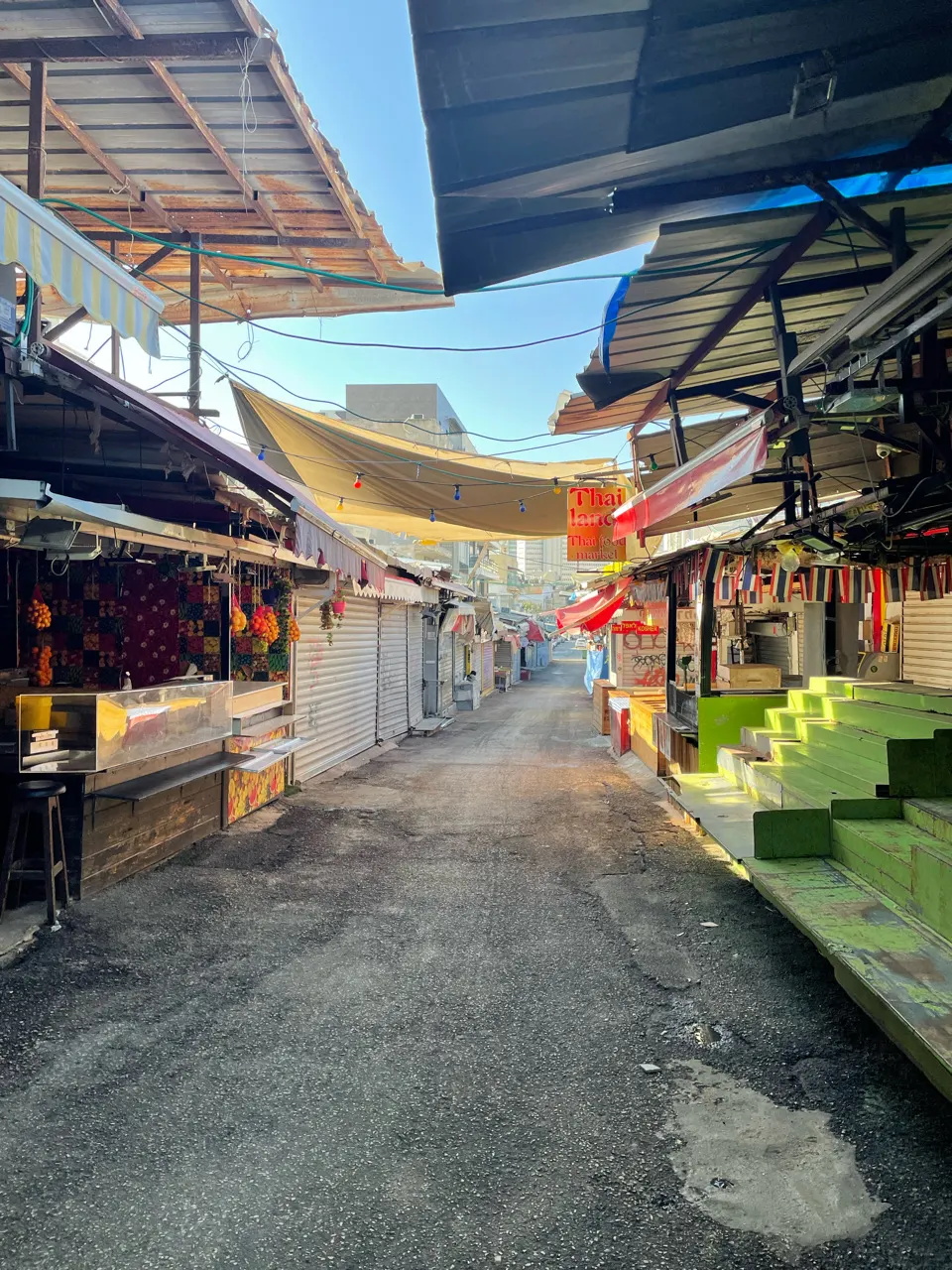 Lege overdekte gang van de Carmel Market in Tel Aviv tijdens Shabbat