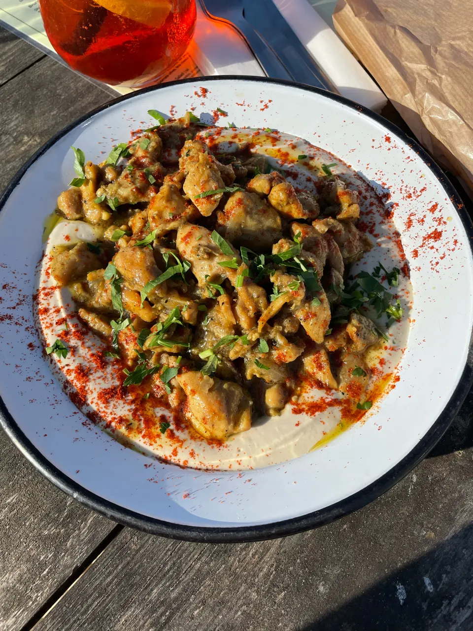 Israëlisch gerecht met vlees en kruiden op een bord in Tel Aviv