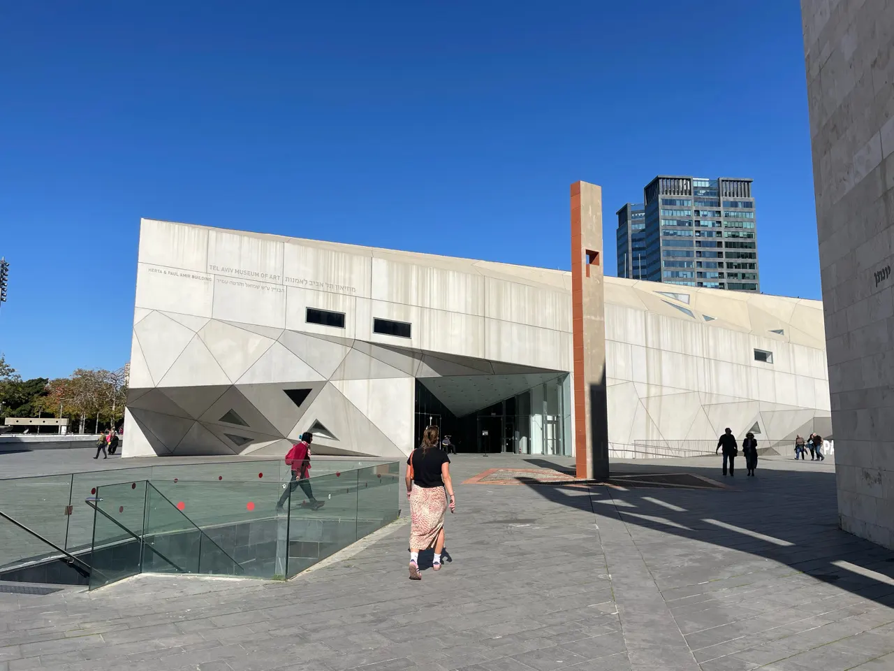 Het moderne, hoekige gebouw van het Tel Aviv Museum of Art