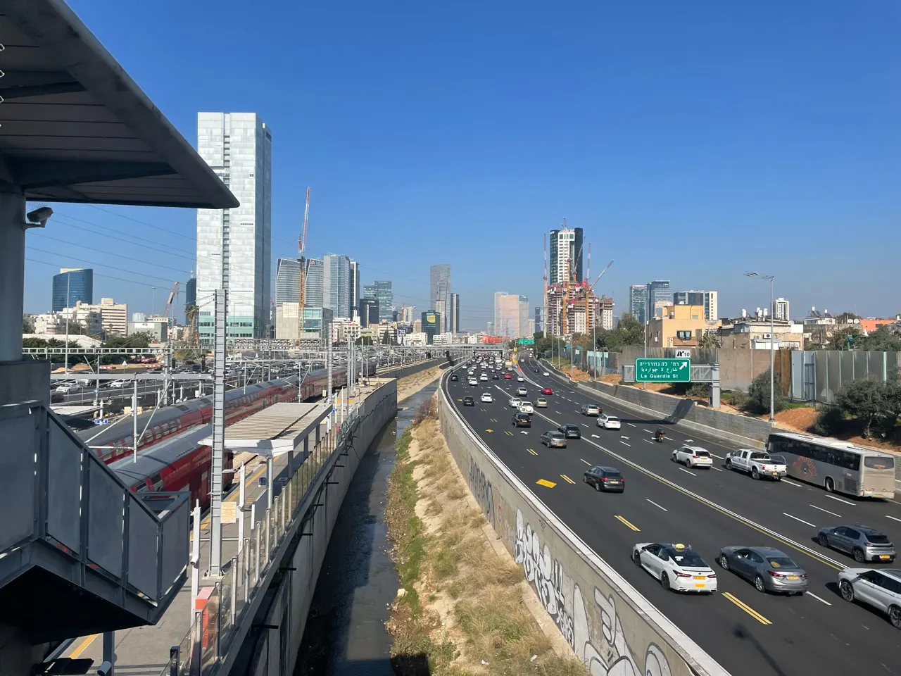 De skyline van Tel Aviv met hoge kantoortorens gezien vanaf een hoger punt