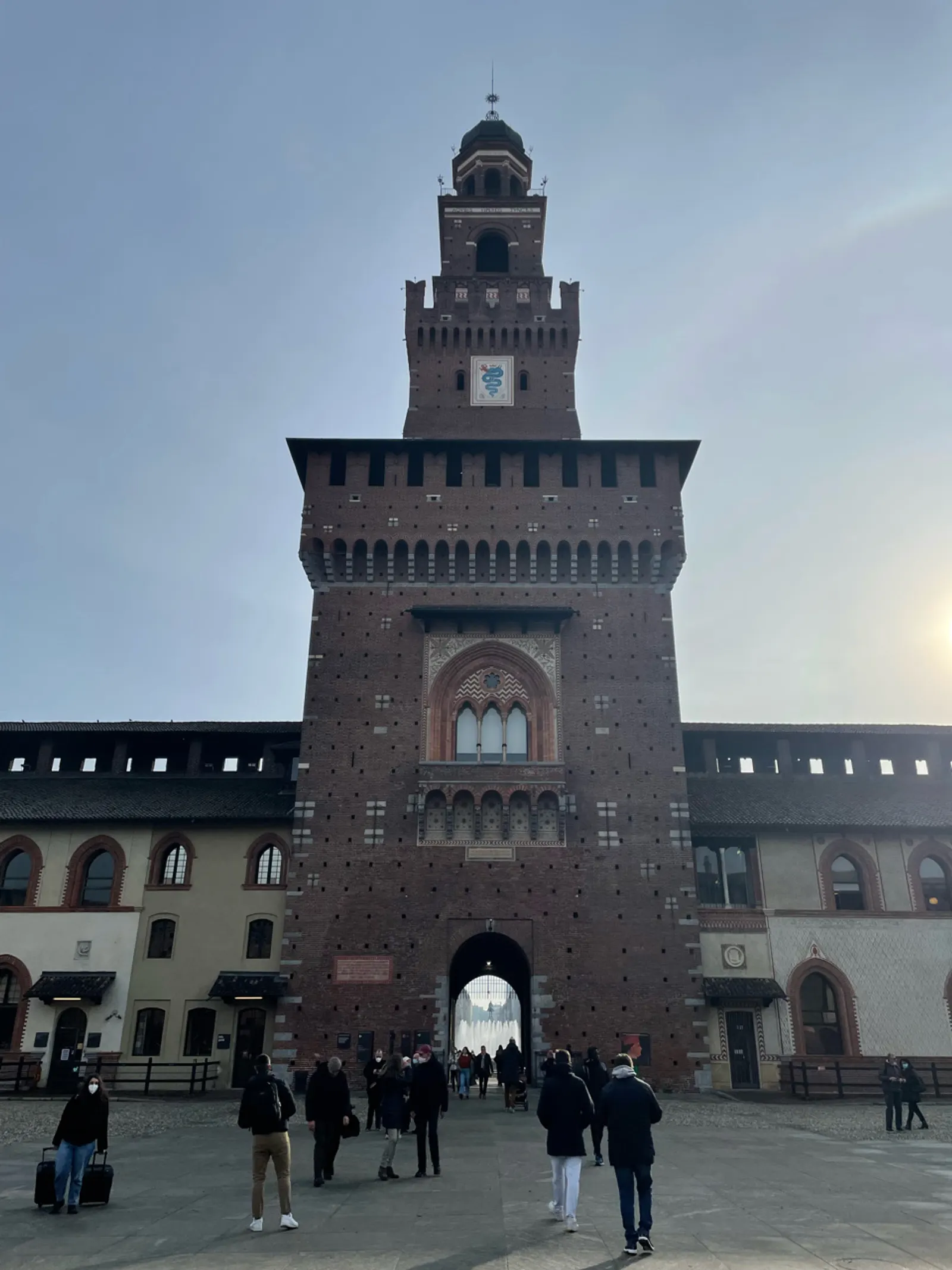 De toren van Castello Sforzesco in Milaan met een fontein ervoor