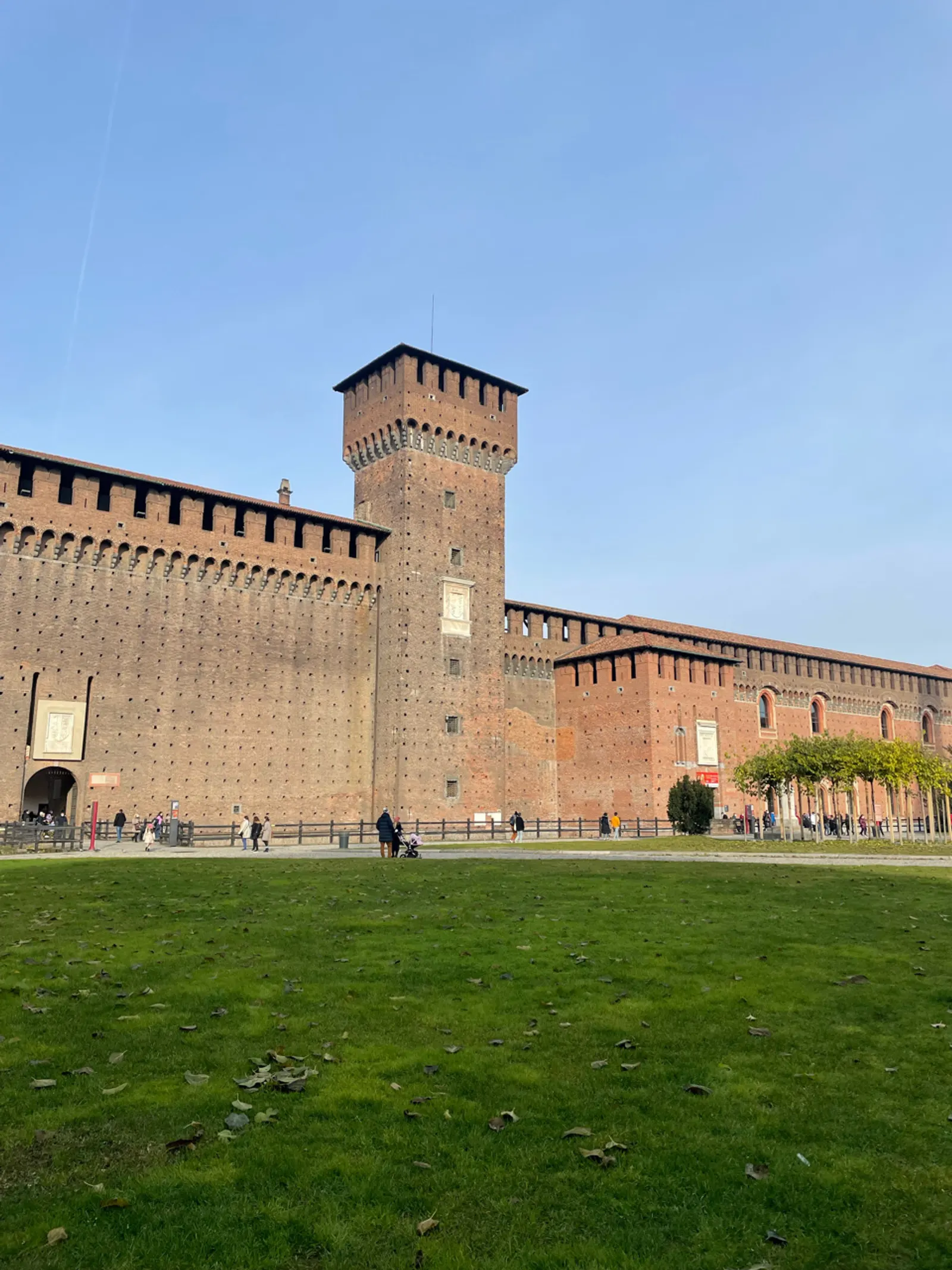 De rode bakstenen muren en het binnenplein van Castello Sforzesco