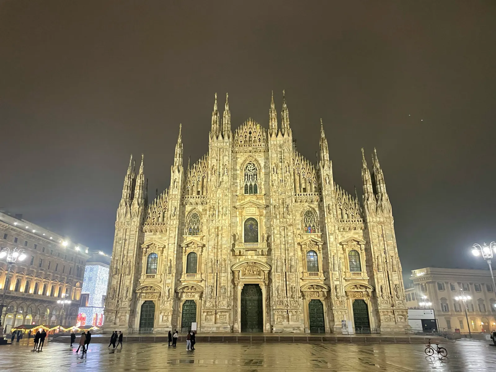 De verlichte Duomo van Milaan in de avond