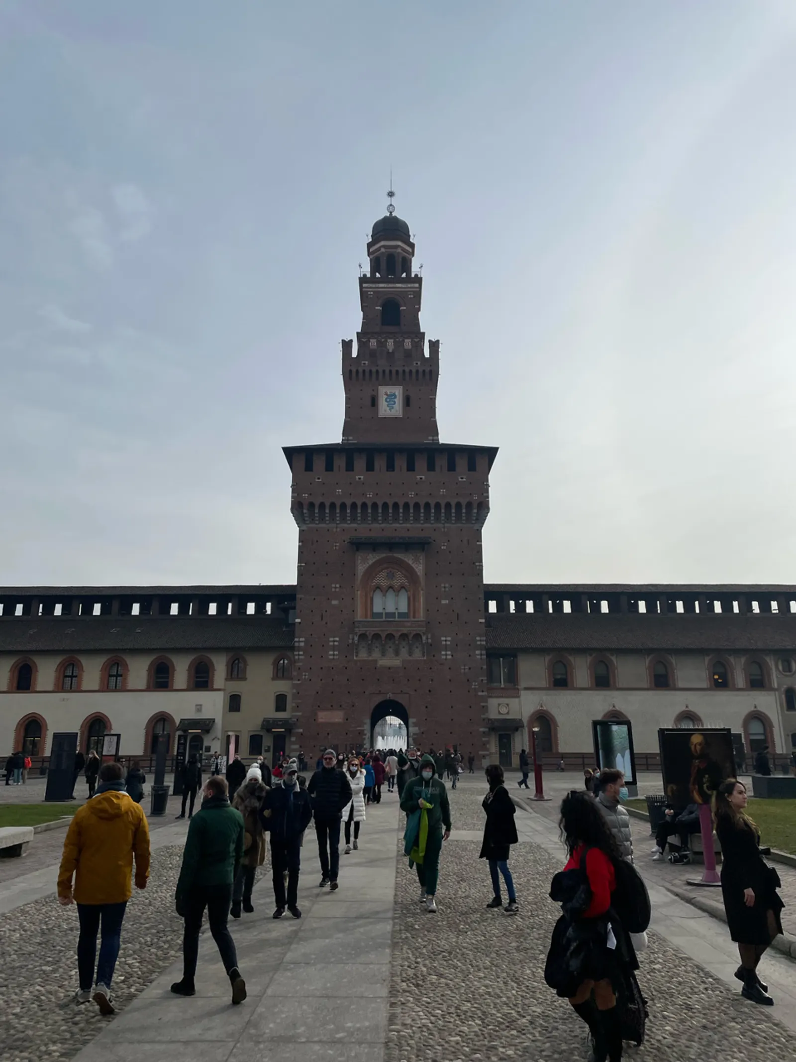 De marmeren spitsen op het dak van de Duomo van Milaan met uitzicht op het plein