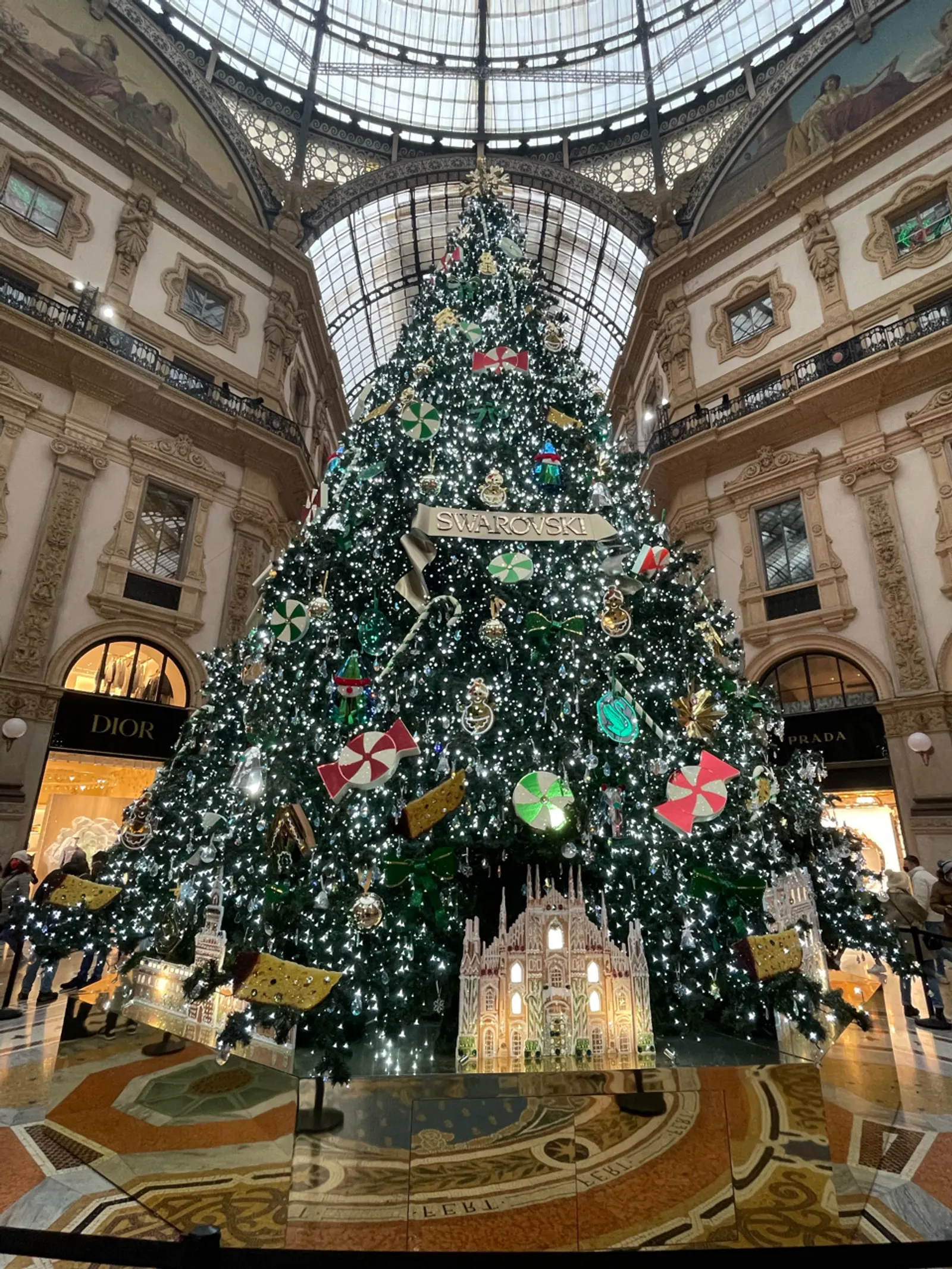 Een grote kerstboom in de Galleria Vittorio Emanuele II in Milaan