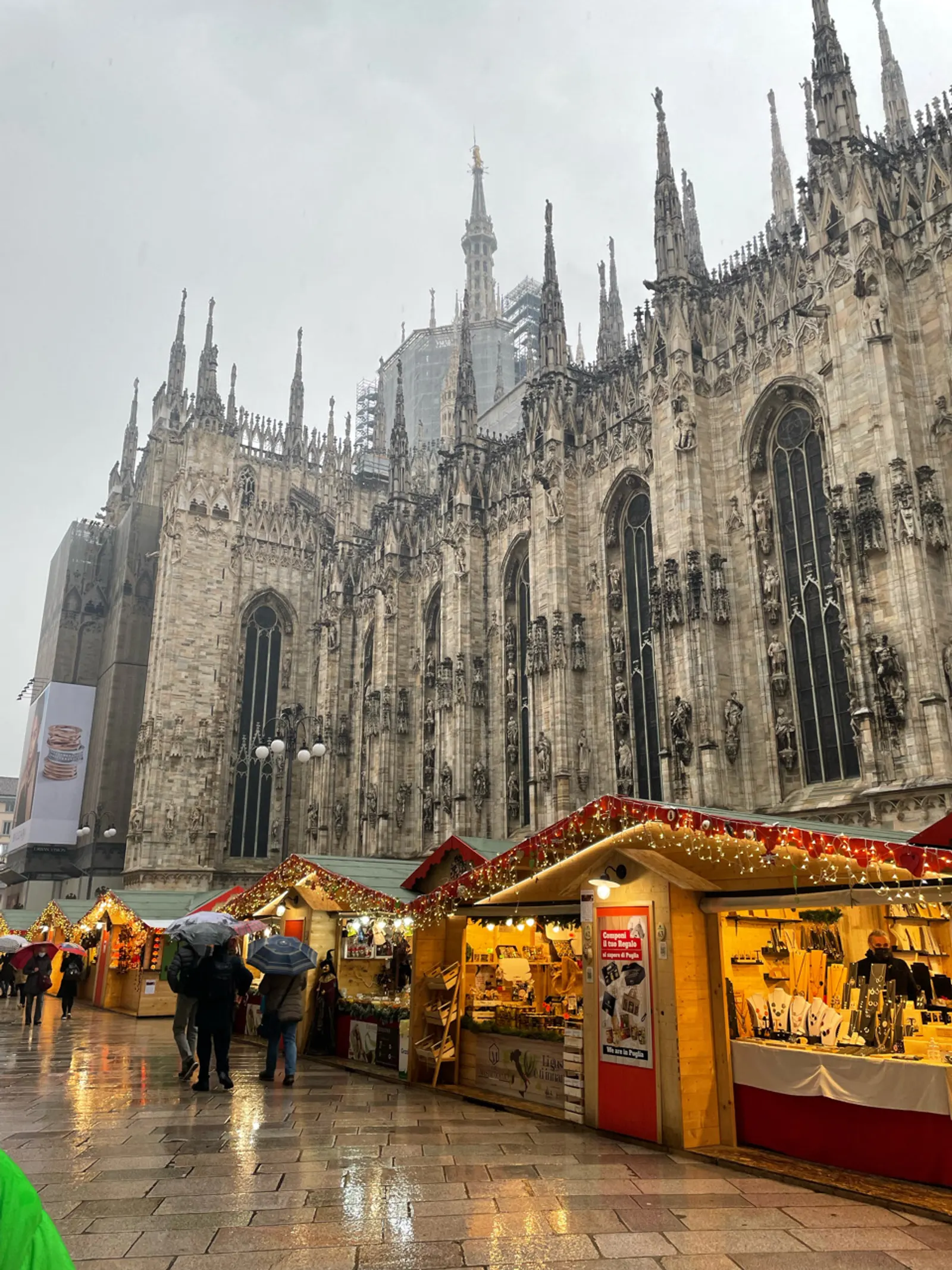 Kerstmarktkraampjes bij de Duomo van Milaan
