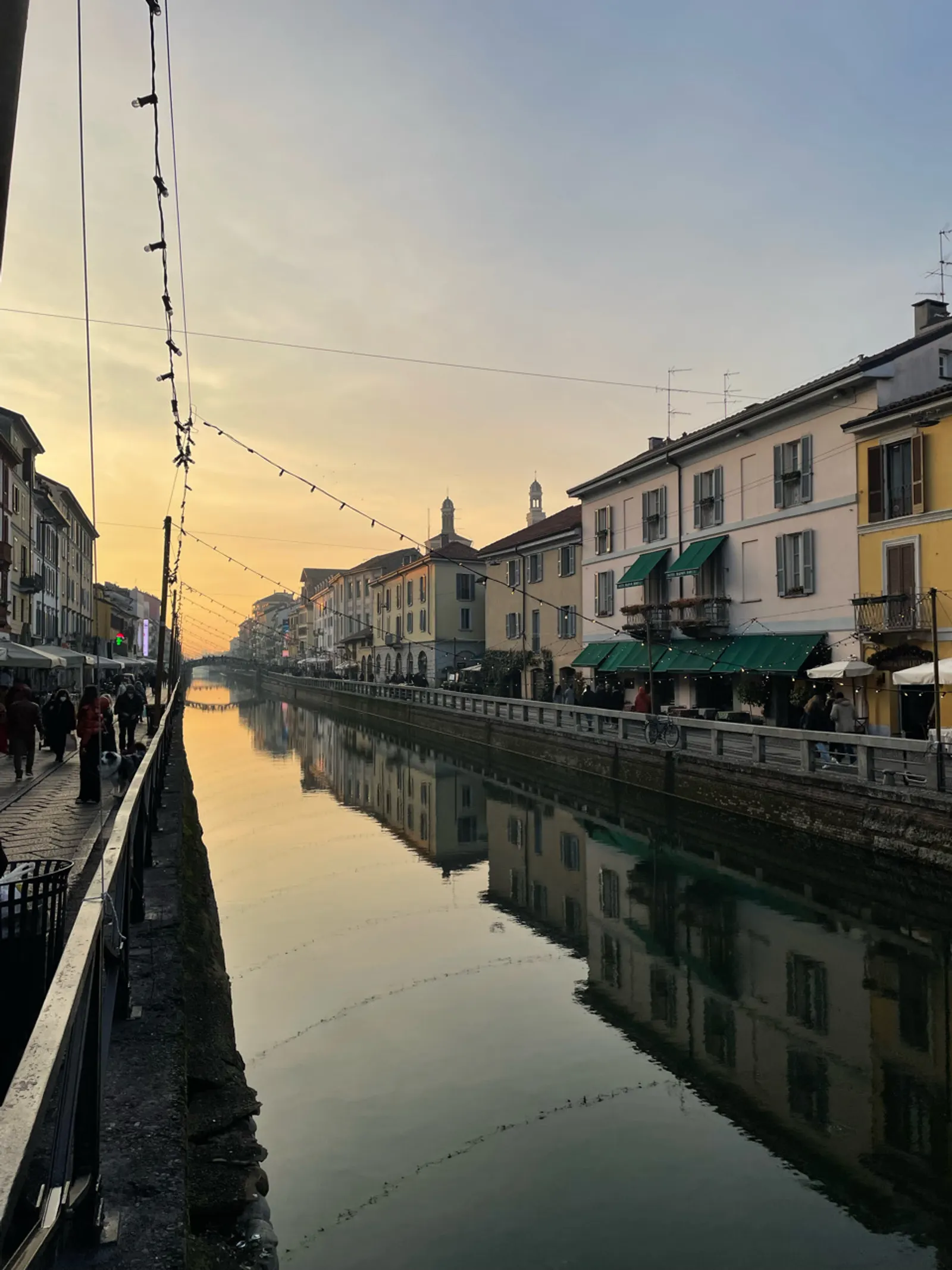 Het kanaal van de wijk Navigli in Milaan bij zonsondergang
