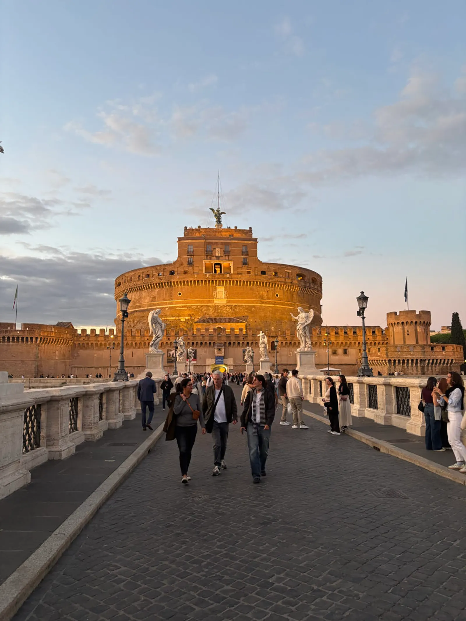 De Engelenburcht langs de Tiber in het gouden avondlicht