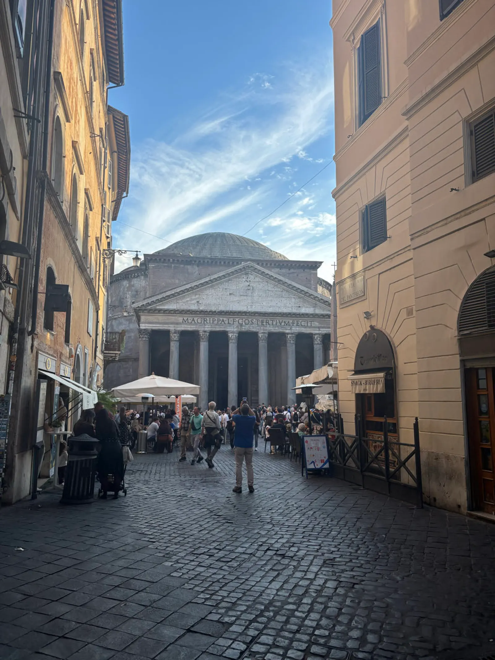 Het Pantheon in Rome gezien vanuit een smalle straat