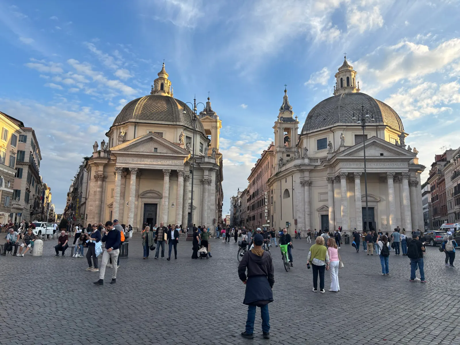 De twee kerken aan het Piazza del Popolo in Rome