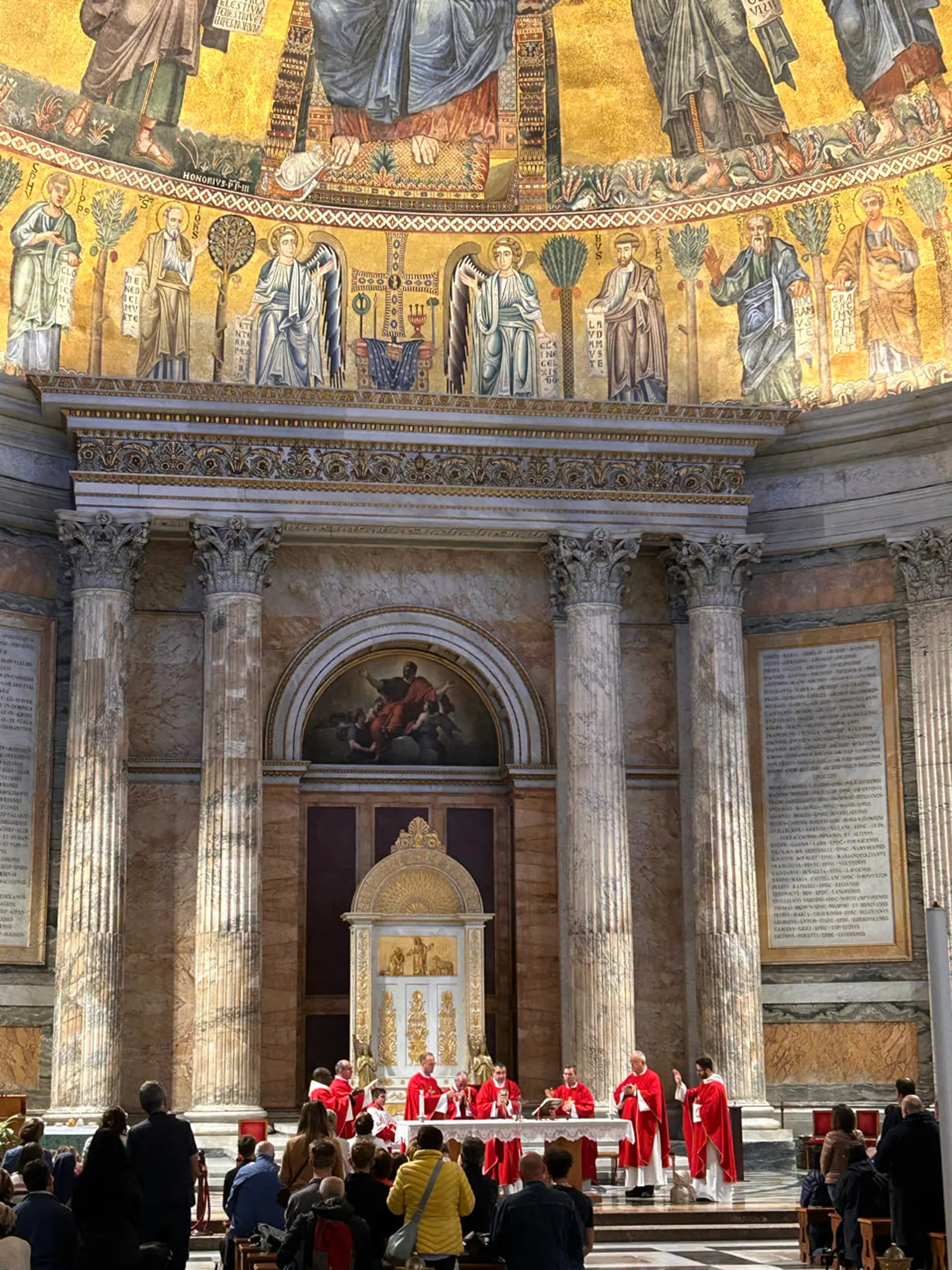 Het rijk versierde interieur van de basiliek San Paolo fuori le Mura