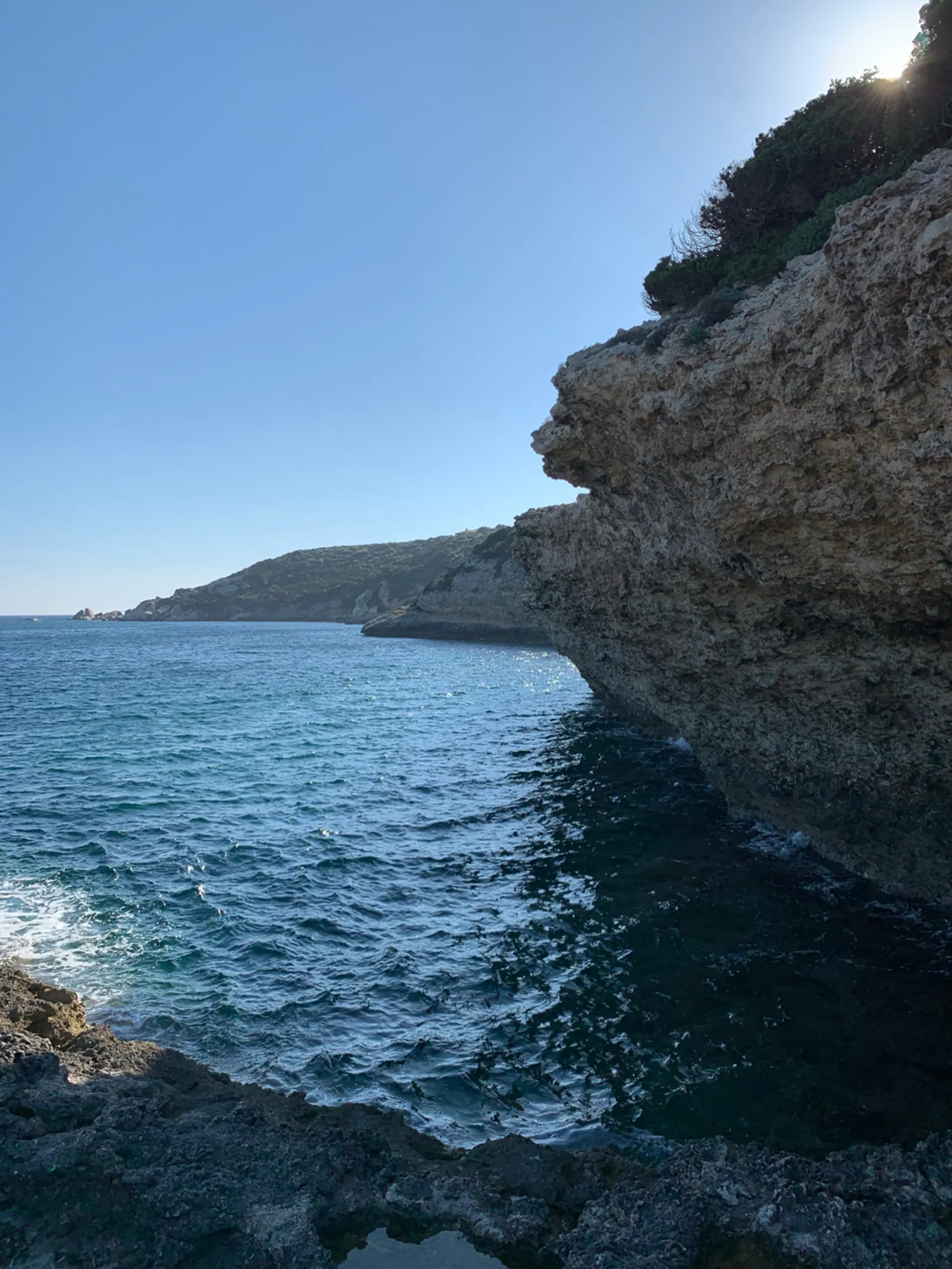 Een baai bij Capo Testa op Sardinië met helder water en rotsen