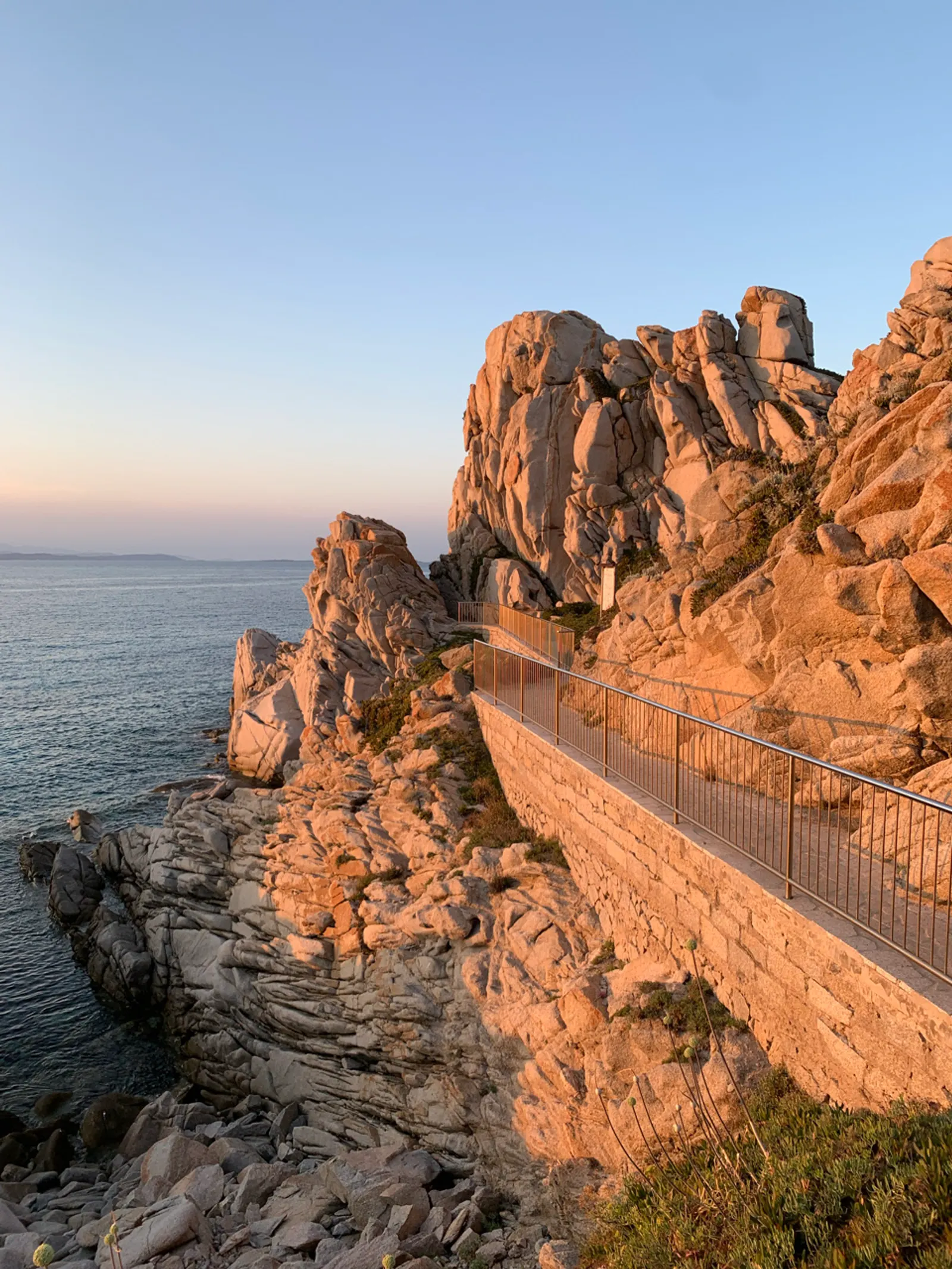De ruige kust van Capo Testa op Sardinië bij zonsondergang