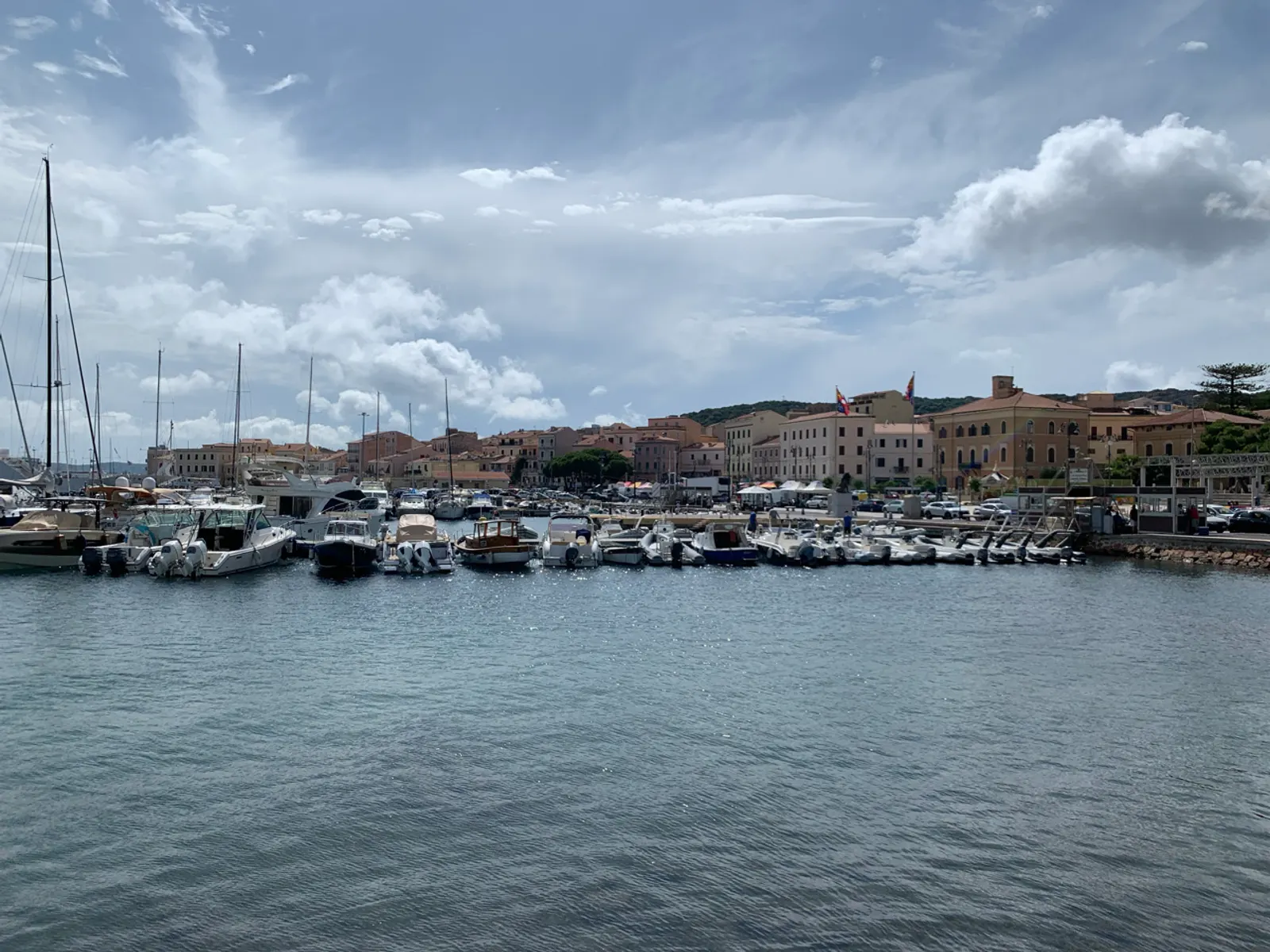 De haven van La Maddalena met bootjes en bougainvillea