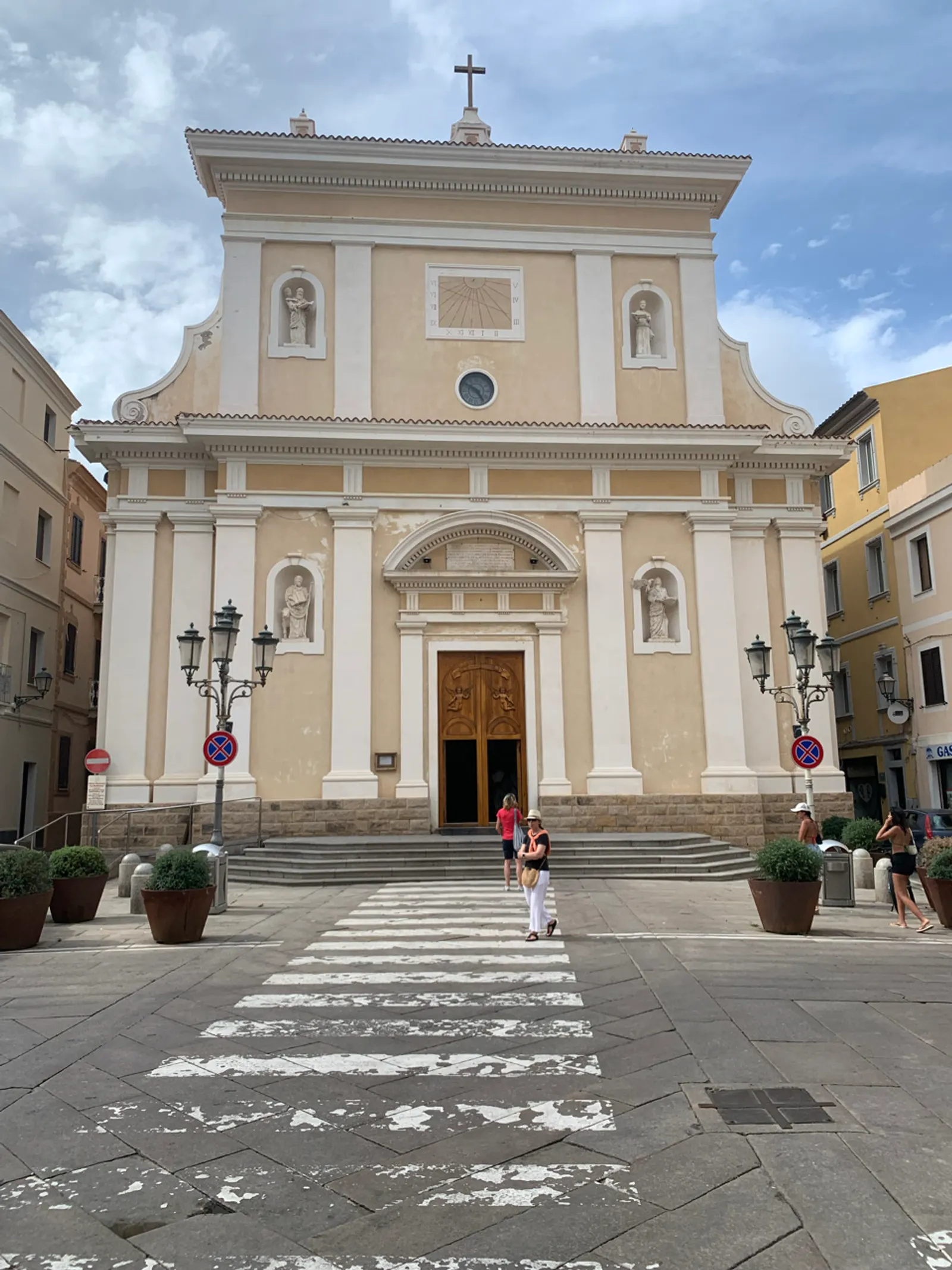 De gele kerk aan het plein van La Maddalena