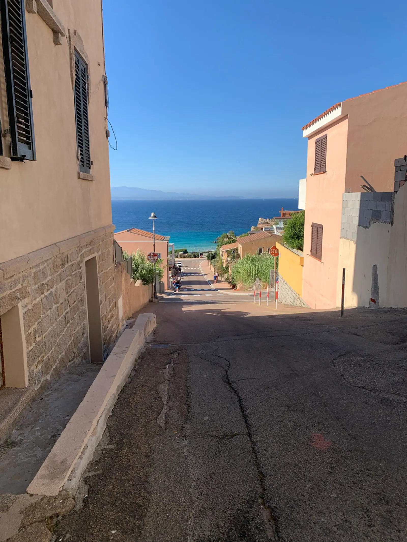 Een kleurrijke straat in Santa Teresa Gallura met uitzicht op zee