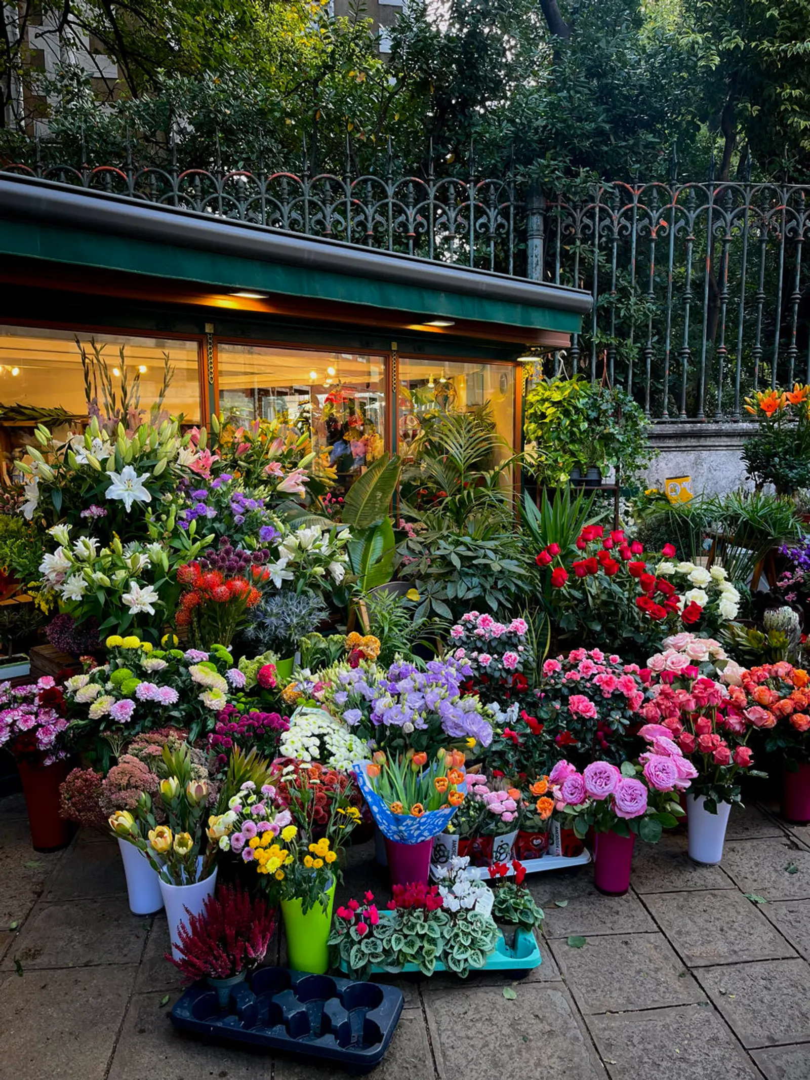 Een kleurrijke bloemenstal in een straat in Venetië