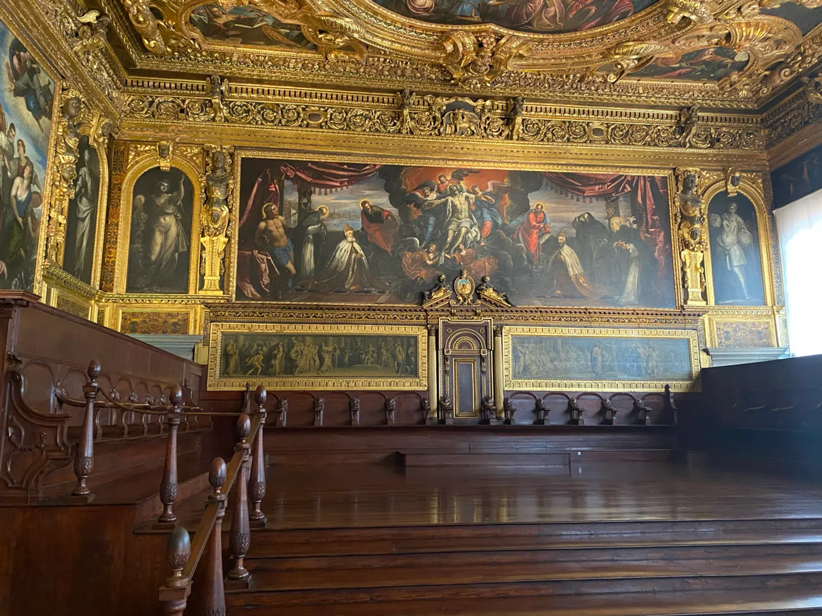 Het rijk versierde vergulde interieur van het Dogepaleis in Venetië