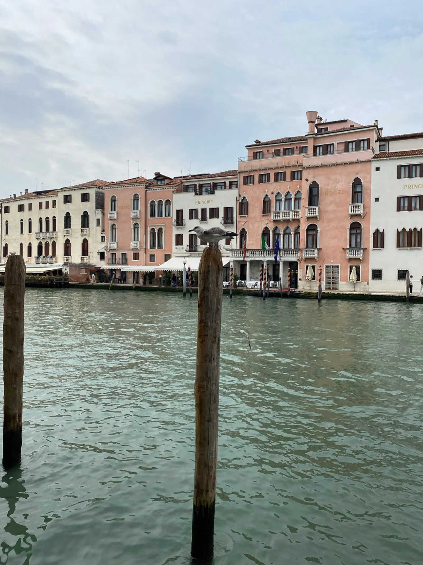 Een gondel op het Canal Grande in Venetië