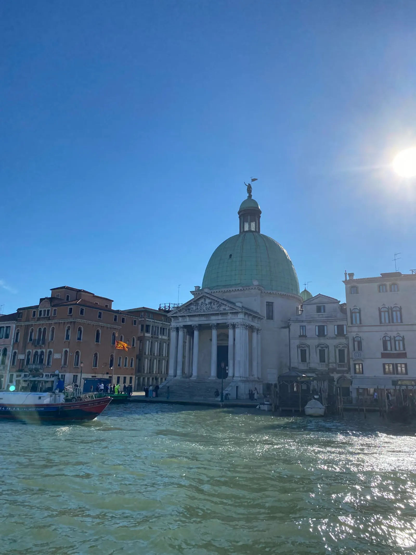De koepelkerk Santa Maria della Salute aan het water in Venetië