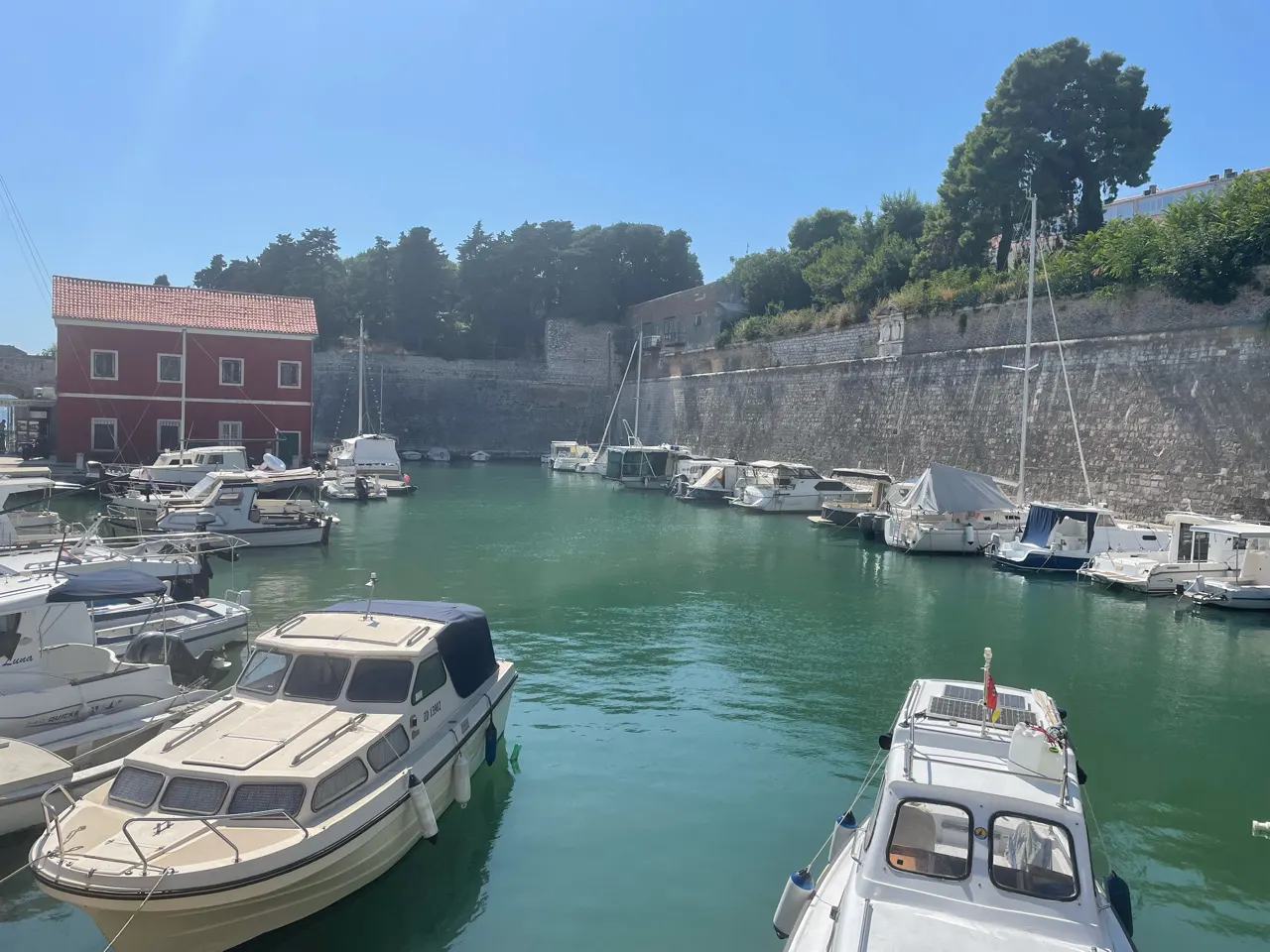 Bootjes in de jachthaven Fosa langs de oude stadsmuur van Zadar