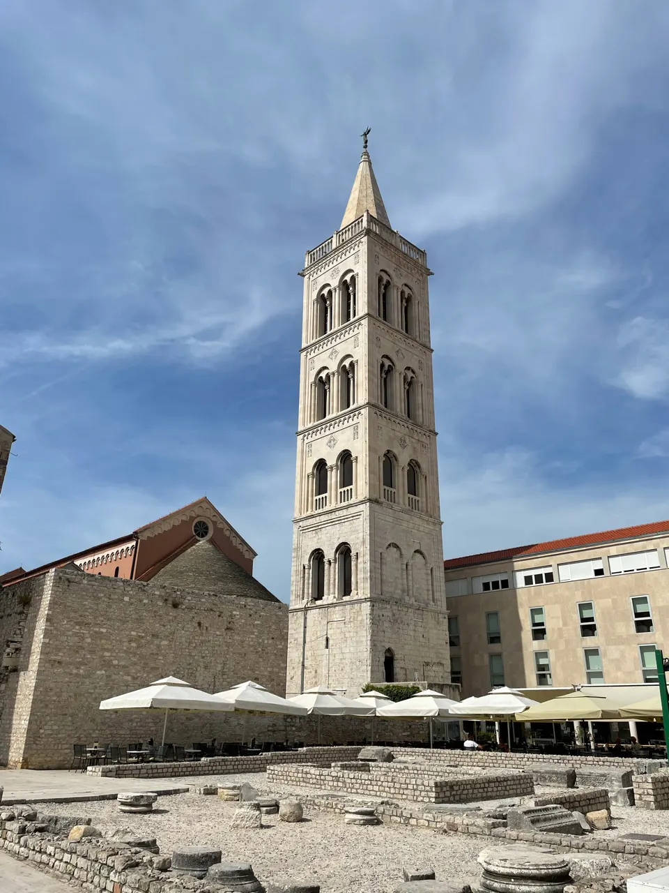 De hoge klokkentoren van de Sint-Anastasiakathedraal in Zadar tegen een blauwe lucht