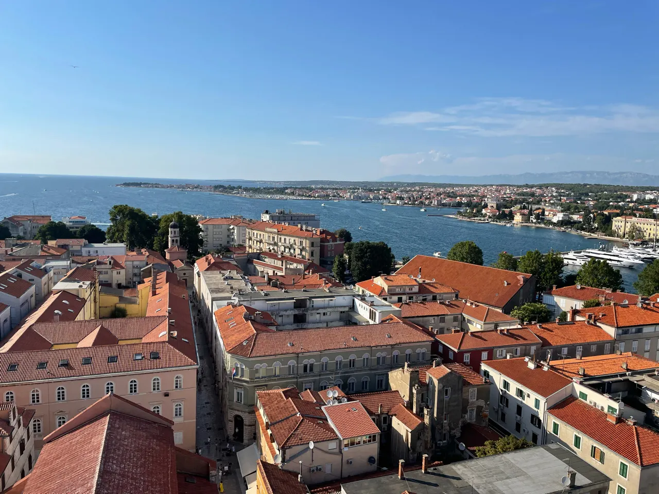 Uitzicht over de oranje daken van de oude stad van Zadar met de zee op de achtergrond