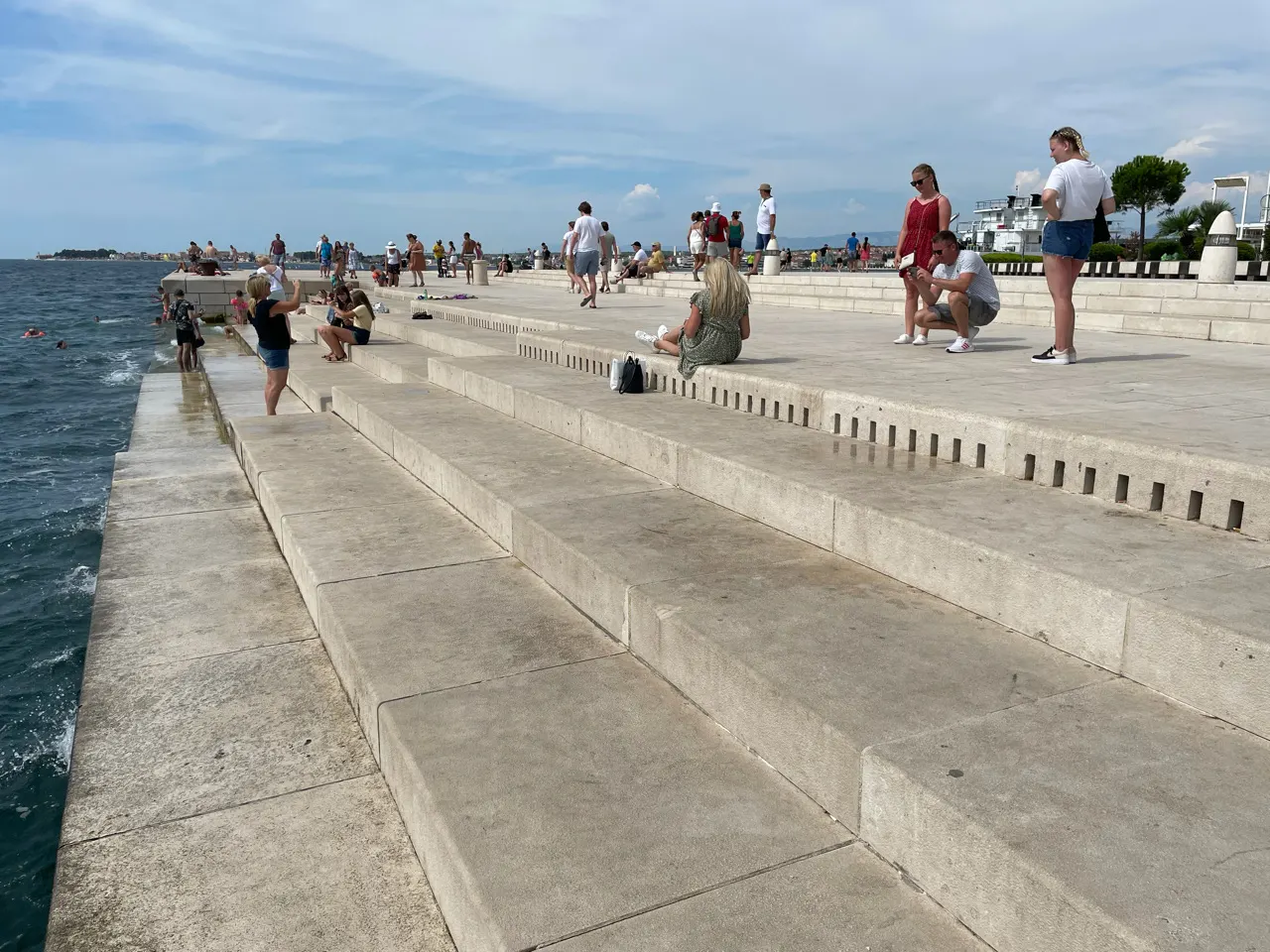 De brede trappen van het zeeorgel van Zadar die aflopen naar de zee