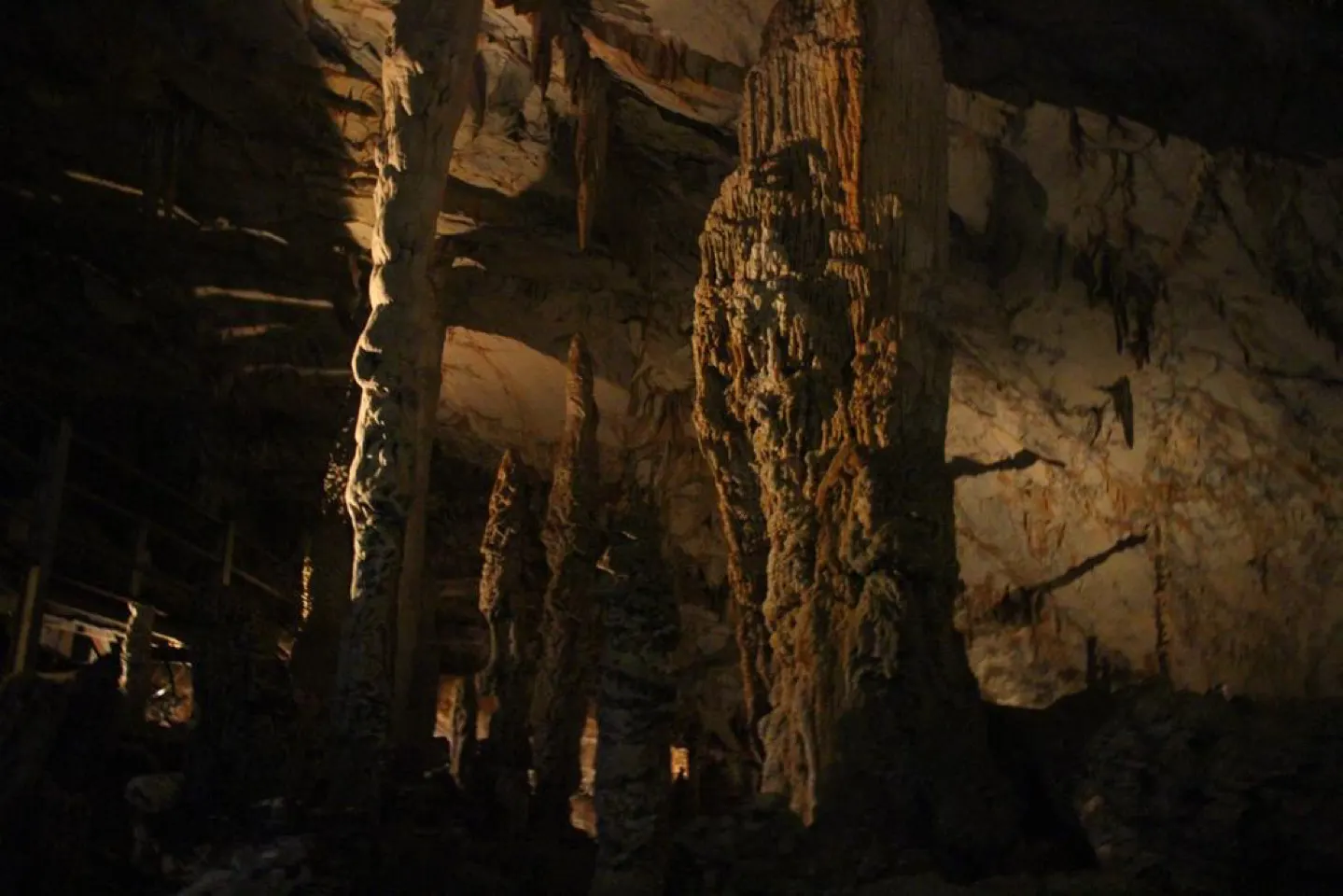 Stalactieten en stalagmieten in een donkere grotgang in Gunung Mulu