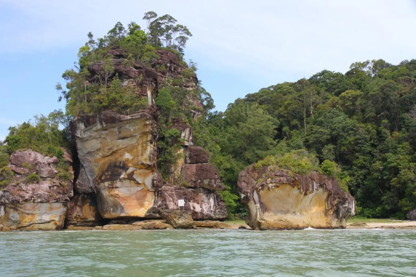 Losstaande met jungle begroeide zeerots voor de kust van Bako National Park