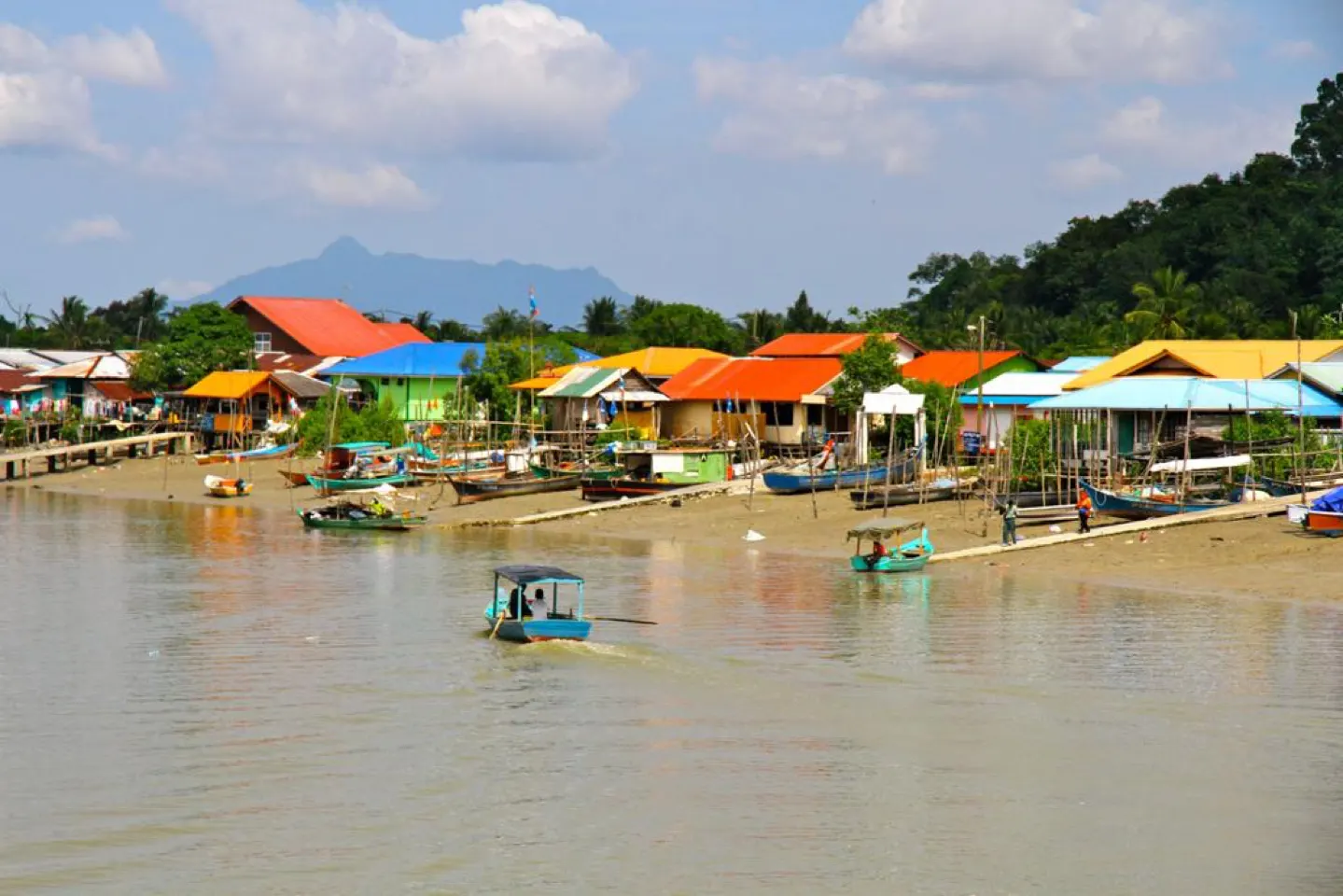 Kleurrijke vissershuizen op palen boven het water van een dorp bij Kuching