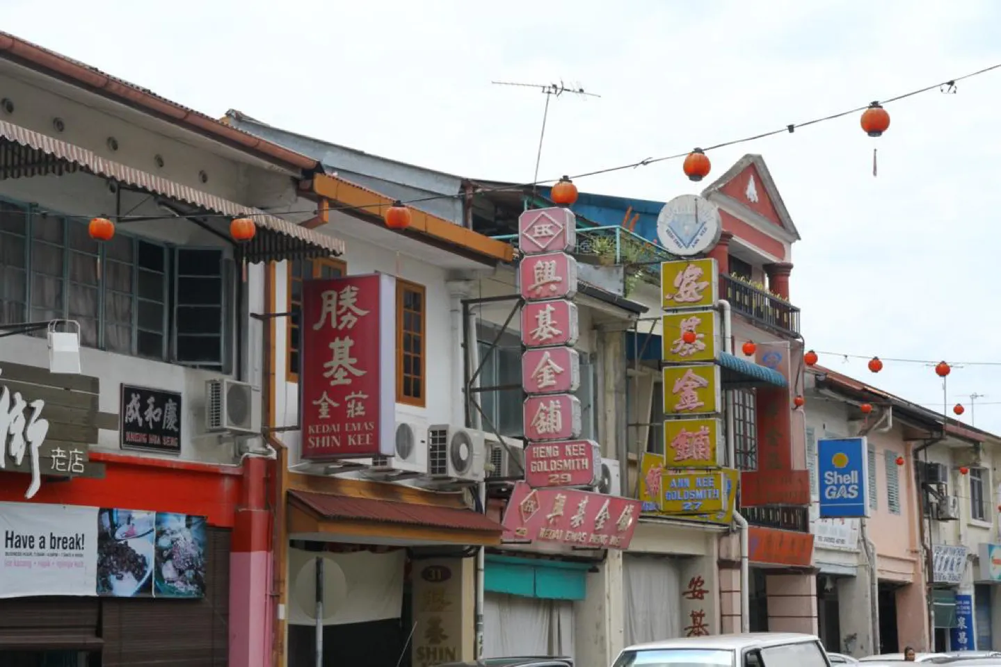 Straat in Chinatown met rode lampionnen tussen de winkelpanden in Kuching