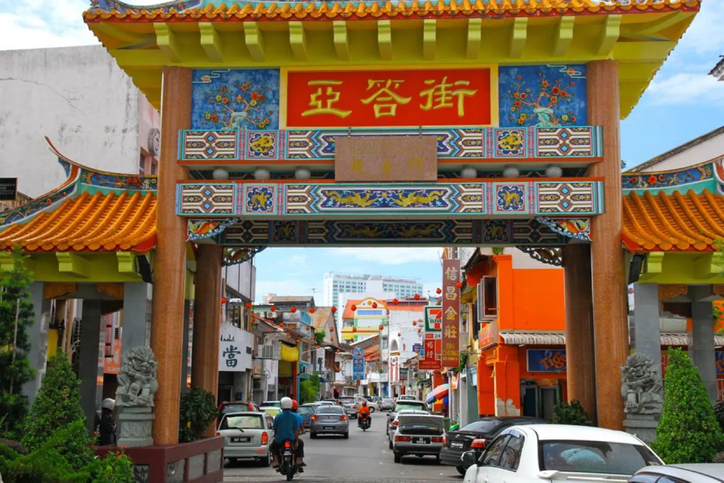 Kleurrijke Chinese poort boven een straat in Chinatown van Kuching