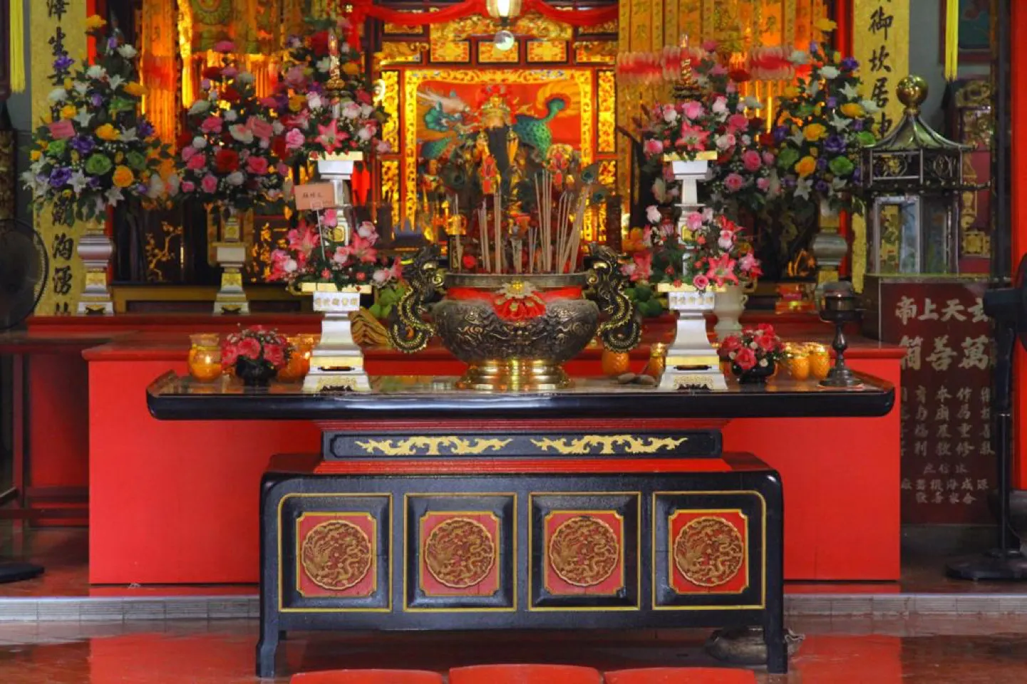 Rijk versierd rood en goud altaar in een Chinese tempel in Kuching