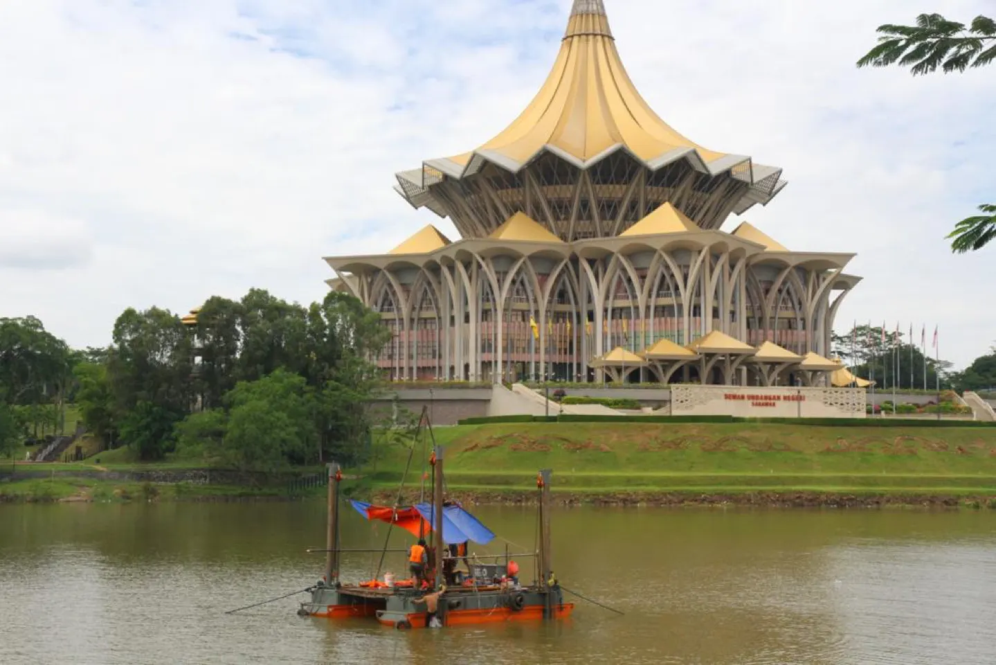 Het parlementsgebouw van Sarawak met zijn goudkleurige dak aan de rivier in Kuching