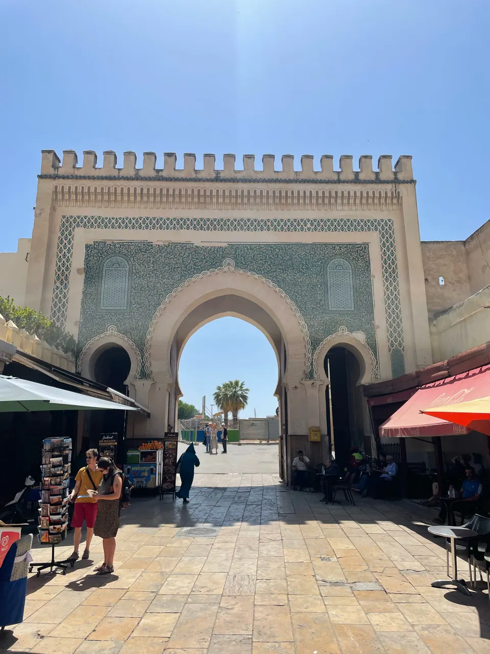 De blauwe poort Bab Bou Jeloud, de bekendste toegangspoort tot de medina van Fes