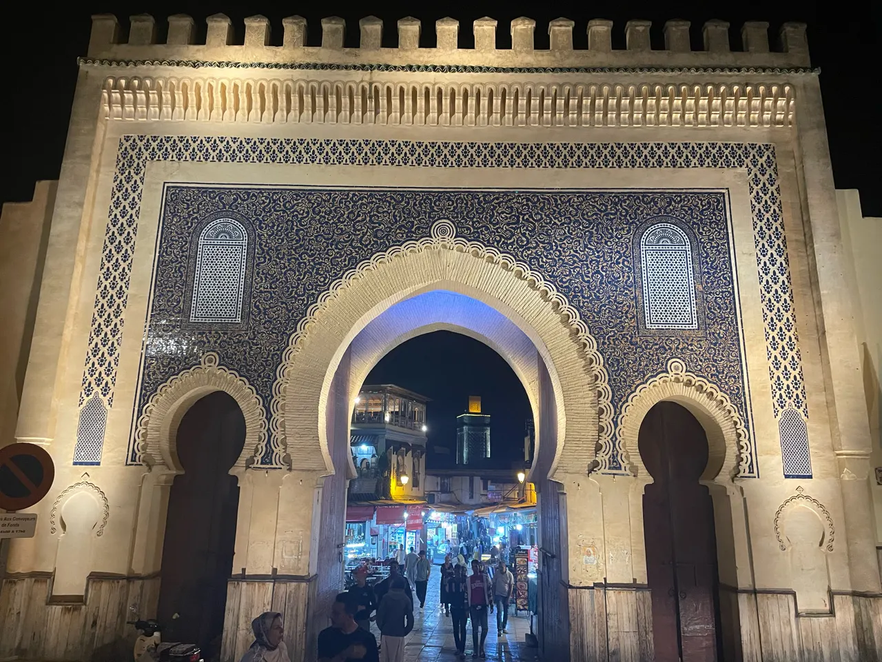 De blauwe poort Bab Bou Jeloud in Fes verlicht in de avond