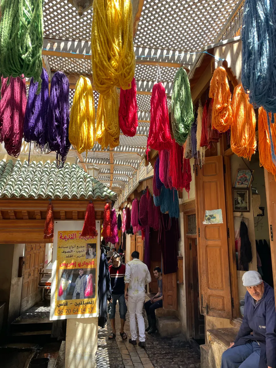 Felgekleurde wol en garen te koop in een souk in Fes
