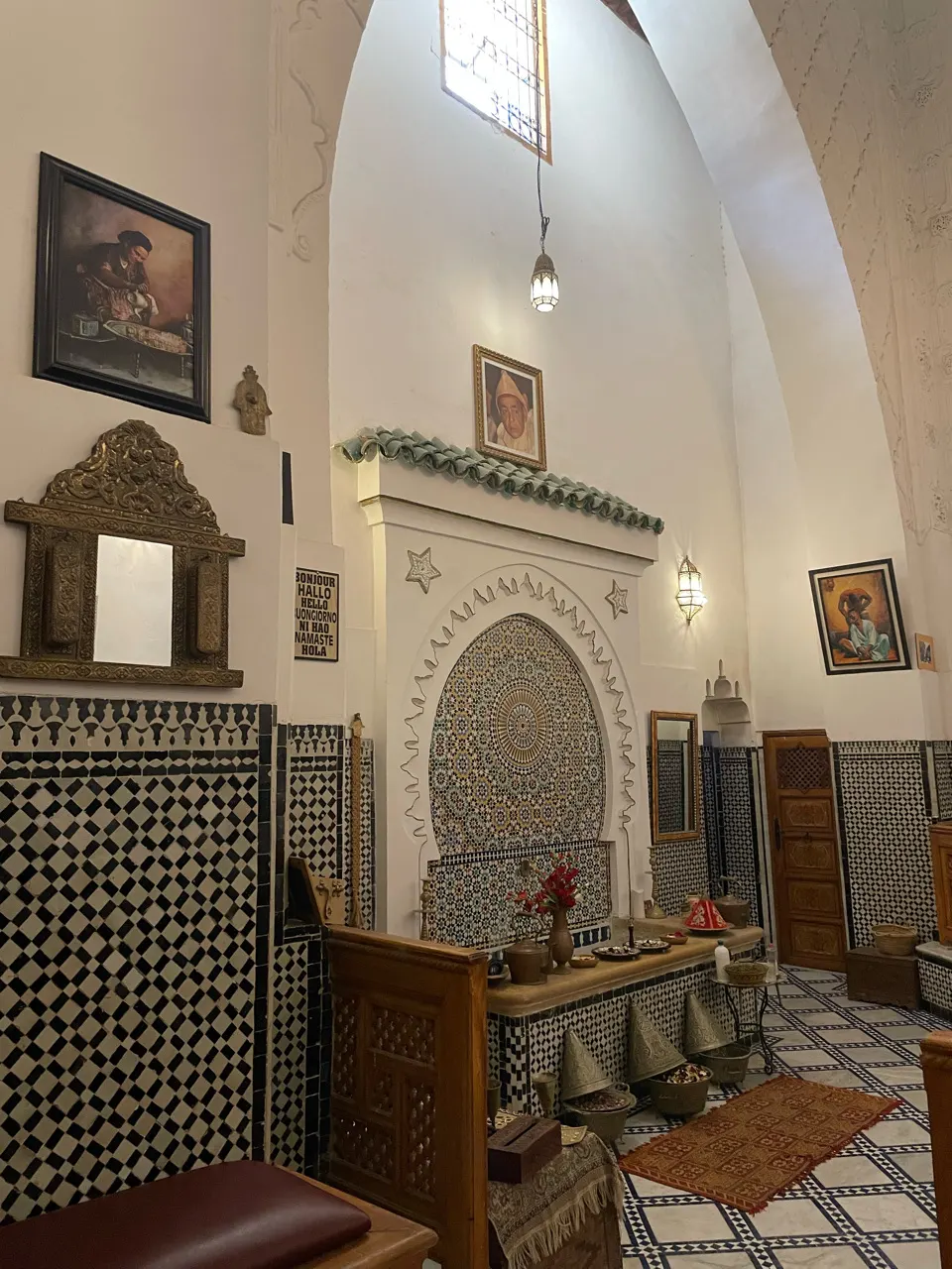 Het prachtig betegelde interieur van een hammam in Fes met een fontein